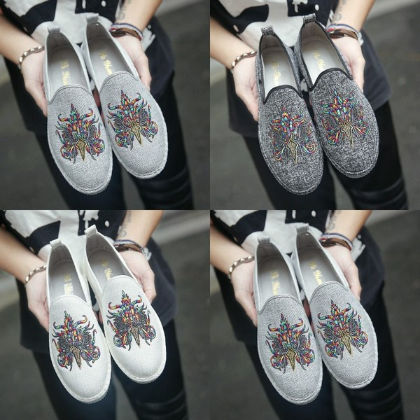 Värvilise tikandi ja lameda tallaga meeste mokassiinid