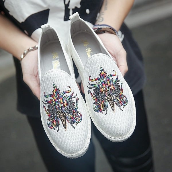 Värvilise tikandi ja lameda tallaga meeste mokassiinid