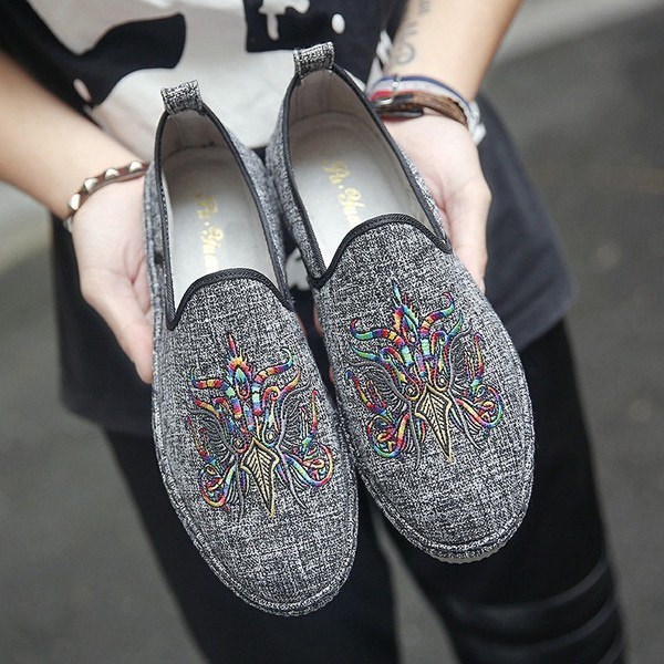 Värvilise tikandi ja lameda tallaga meeste mokassiinid