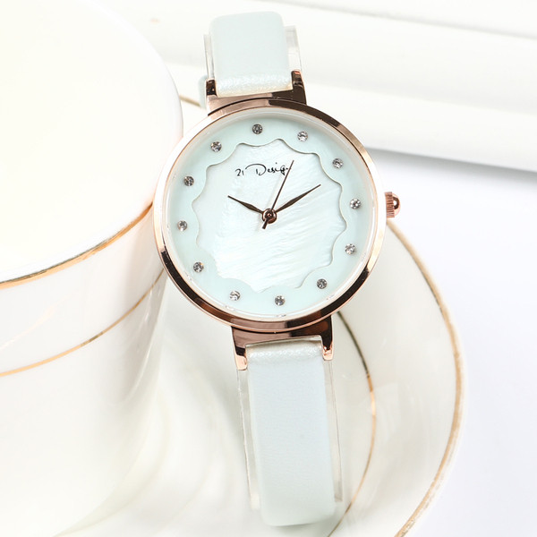 Öko-nahast õhukese rihmaga naiste käekell