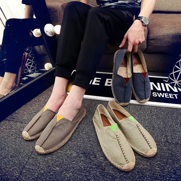 Σύγχρονα ανδρικά  μοκασίνια με επίπεδη σόλα