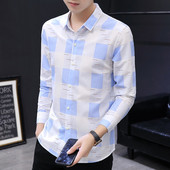 Színes férfi ing gombokkal és klasszikus gallérral