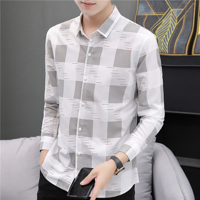 Színes férfi ing gombokkal és klasszikus gallérral