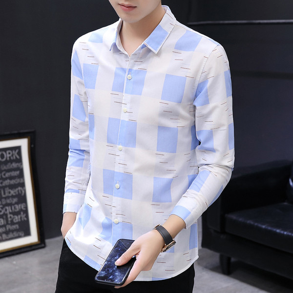 Színes férfi ing gombokkal és klasszikus gallérral