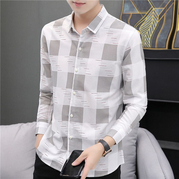 Színes férfi ing gombokkal és klasszikus gallérral