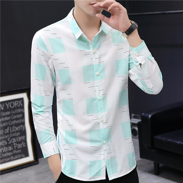 Színes férfi ing gombokkal és klasszikus gallérral