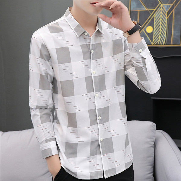 Színes férfi ing gombokkal és klasszikus gallérral