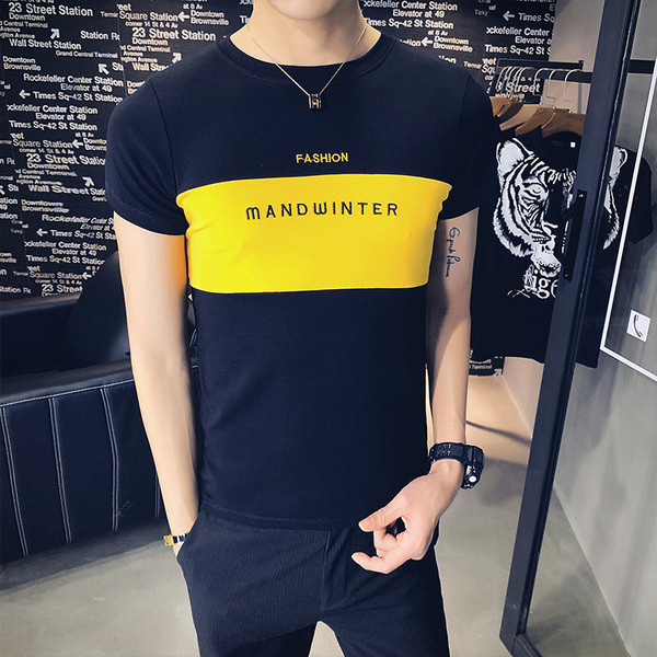 Valge ja musta värvi suvine kirjadega T-särk