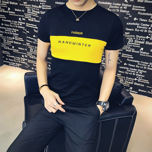 Valge ja musta värvi suvine kirjadega T-särk