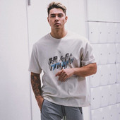 Meeste vabaaja T-särk värvilise kirjaga