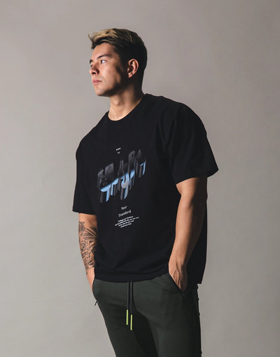 Meeste vabaaja T-särk värvilise kirjaga