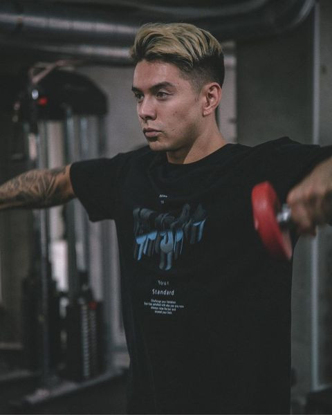 Meeste vabaaja T-särk värvilise kirjaga