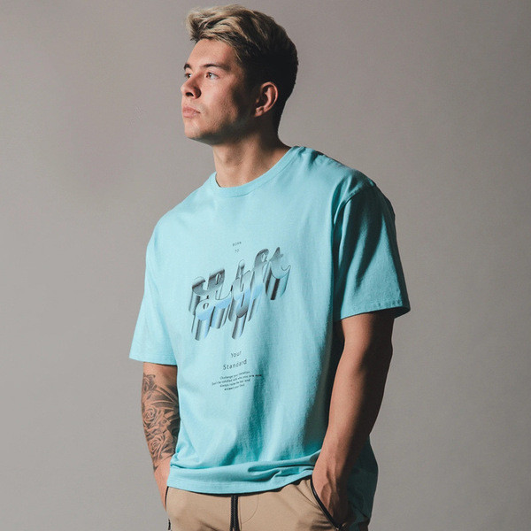 Meeste vabaaja T-särk värvilise kirjaga