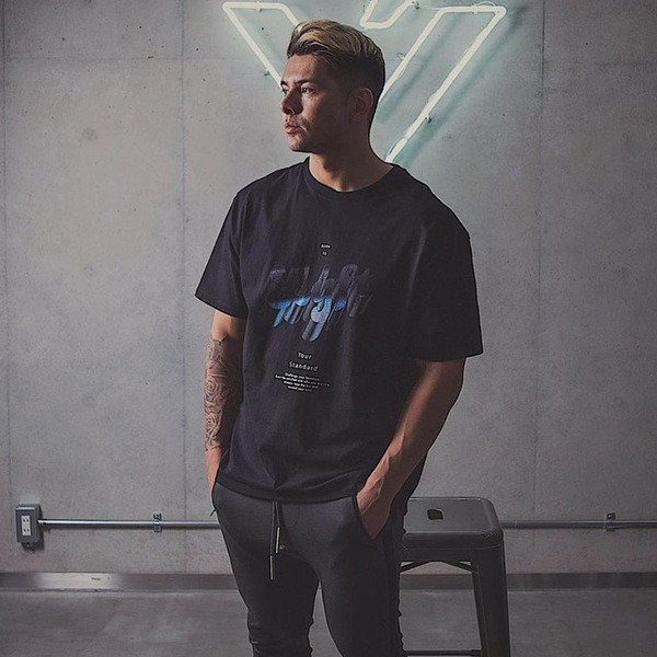 Meeste vabaaja T-särk värvilise kirjaga