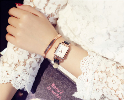 Új modell női karóra bőr szíjjal