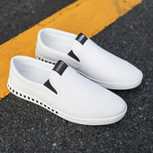 Ανδρικά μοκασίνια με επιγραφή και επίπεδη σόλα σε λευκό χρώμα