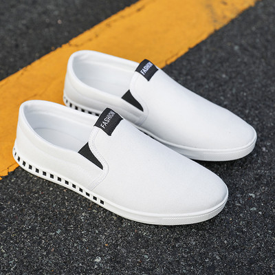 Ανδρικά μοκασίνια με επιγραφή και επίπεδη σόλα σε λευκό χρώμα