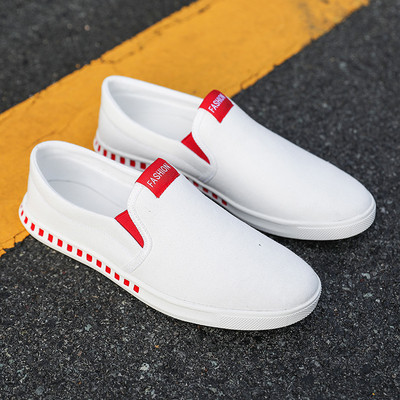 Ανδρικά μοκασίνια με επιγραφή και επίπεδη σόλα σε λευκό χρώμα