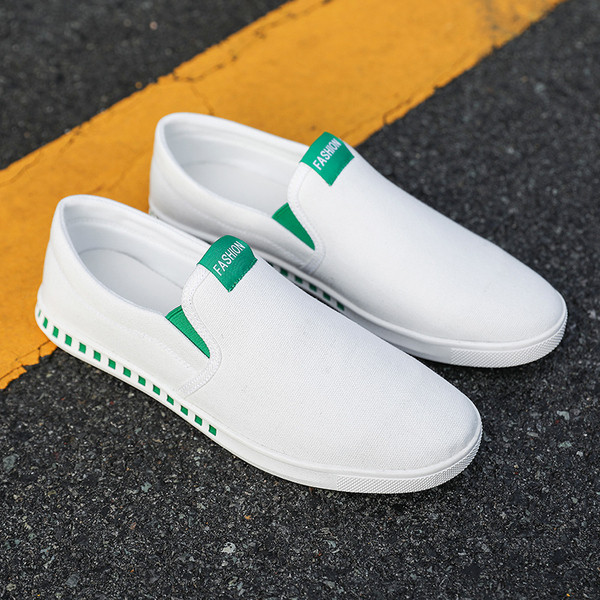 Ανδρικά μοκασίνια με επιγραφή και επίπεδη σόλα σε λευκό χρώμα