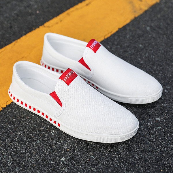 Ανδρικά μοκασίνια με επιγραφή και επίπεδη σόλα σε λευκό χρώμα