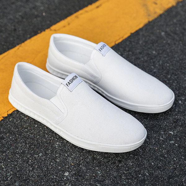 Ανδρικά μοκασίνια με επιγραφή και επίπεδη σόλα σε λευκό χρώμα