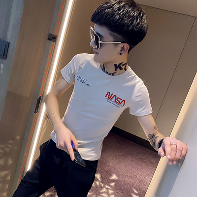 Testreszabott póló színes rátéttel a hátán