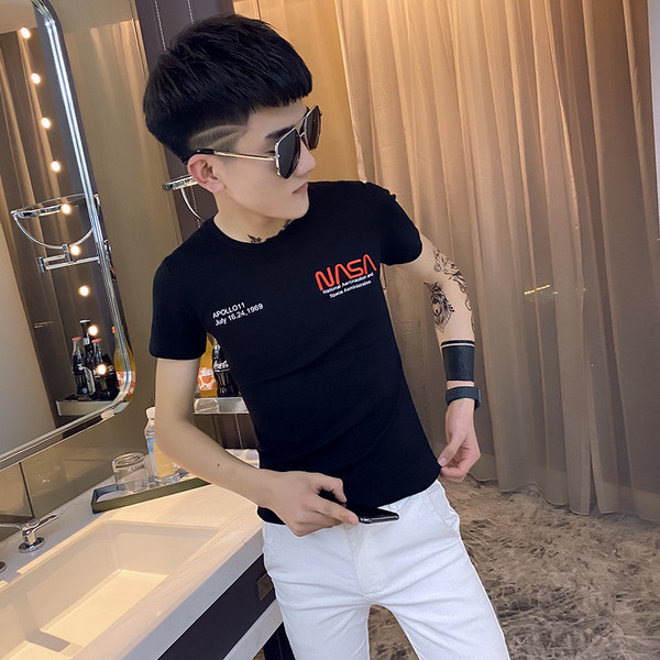 Testreszabott póló színes rátéttel a hátán