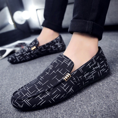 Alkalmi férfi mokaszin lapos talppal és fém elemmel