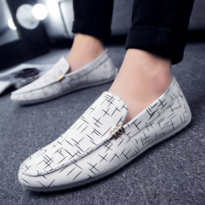 Alkalmi férfi mokaszin lapos talppal és fém elemmel