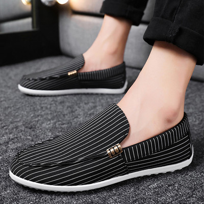 Alkalmi férfi mokaszin lapos talppal és fém elemmel