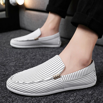 Alkalmi férfi mokaszin lapos talppal és fém elemmel