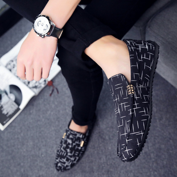 Alkalmi férfi mokaszin lapos talppal és fém elemmel