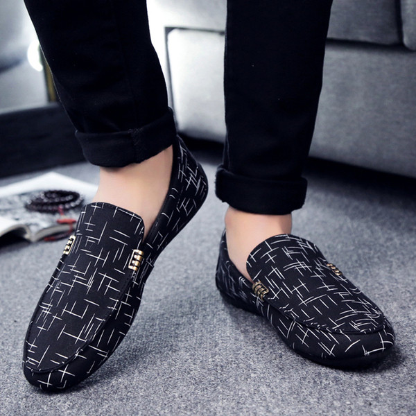 Alkalmi férfi mokaszin lapos talppal és fém elemmel