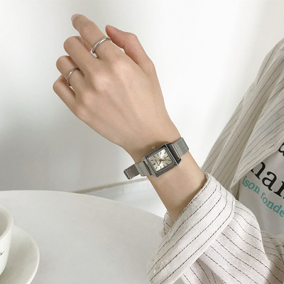 Nahast rihmaga naiste käekell - kaks mudelit