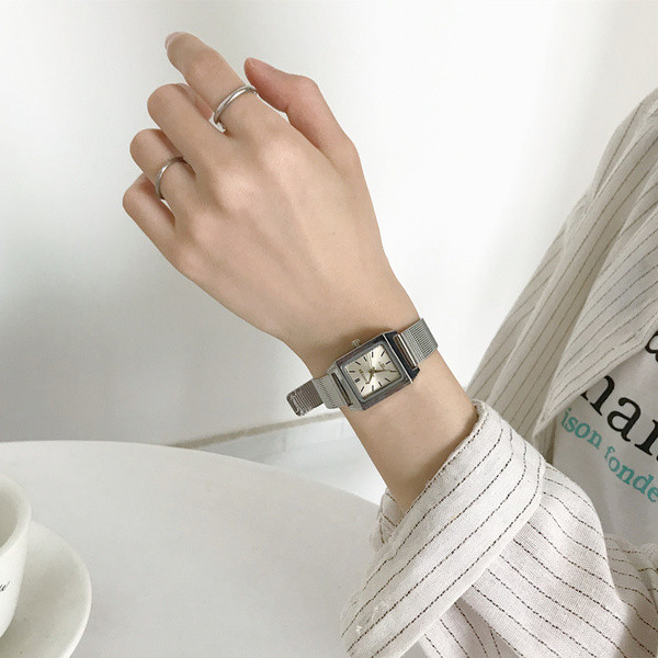 Nahast rihmaga naiste käekell - kaks mudelit