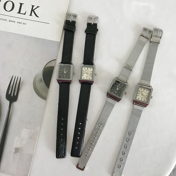 Nahast rihmaga naiste käekell - kaks mudelit