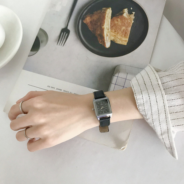 Nahast rihmaga naiste käekell - kaks mudelit