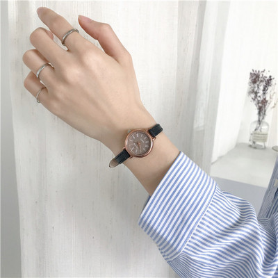 Μοντέρνο γυναικείο ρολόι με δερμάτινο λουράκι - στρογγυλό σχήμα