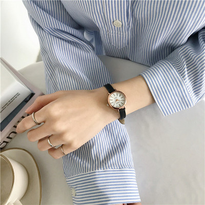 Μοντέρνο γυναικείο ρολόι με δερμάτινο λουράκι - στρογγυλό σχήμα