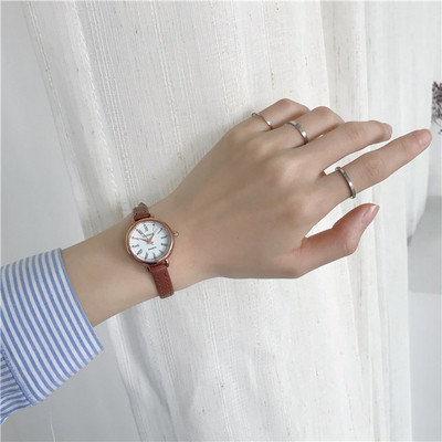 Μοντέρνο γυναικείο ρολόι με δερμάτινο λουράκι - στρογγυλό σχήμα