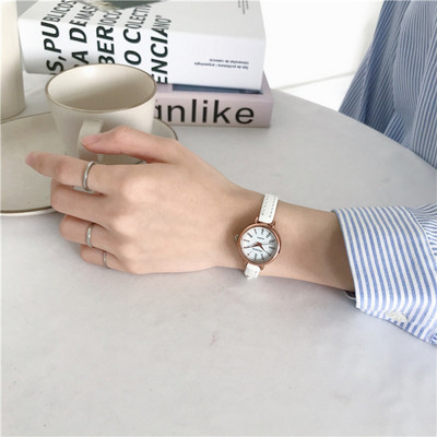 Μοντέρνο γυναικείο ρολόι με δερμάτινο λουράκι - στρογγυλό σχήμα