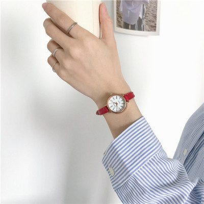 Μοντέρνο γυναικείο ρολόι με δερμάτινο λουράκι - στρογγυλό σχήμα