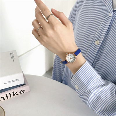 Μοντέρνο γυναικείο ρολόι με δερμάτινο λουράκι - στρογγυλό σχήμα