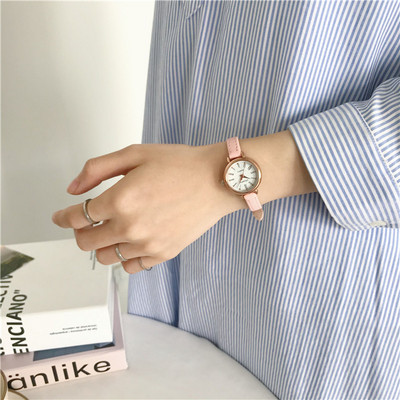 Μοντέρνο γυναικείο ρολόι με δερμάτινο λουράκι - στρογγυλό σχήμα