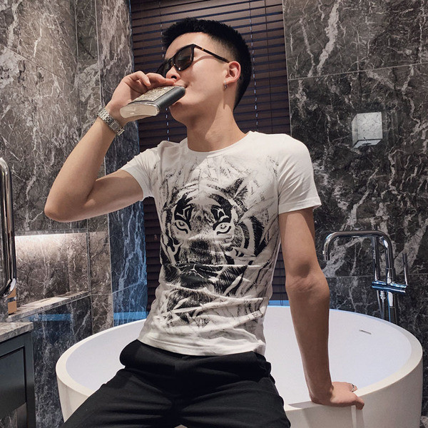 Meeste T-särk lõvi aplikatsiooniga