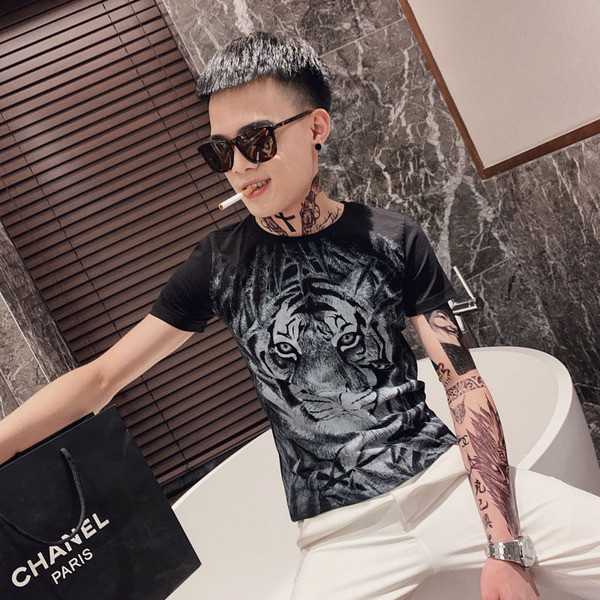 Meeste T-särk lõvi aplikatsiooniga