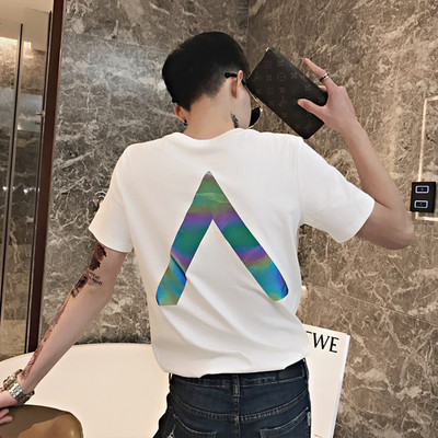 Seljas läikiva elemendiga suvine T-särk