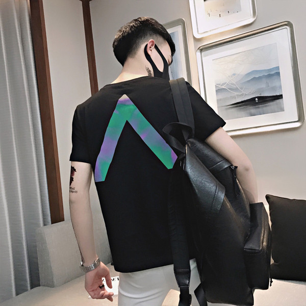 Seljas läikiva elemendiga suvine T-särk