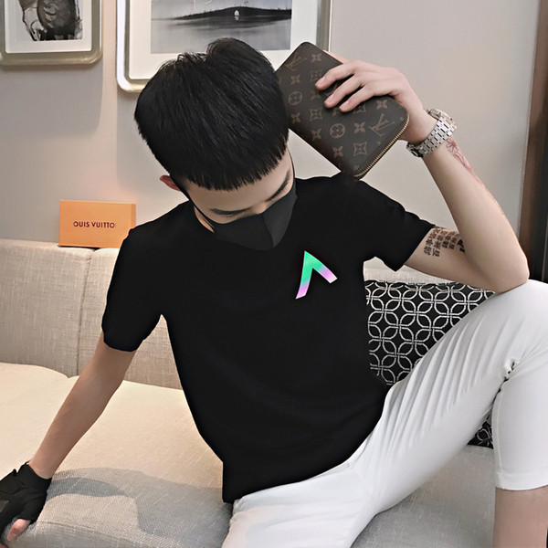 Seljas läikiva elemendiga suvine T-särk