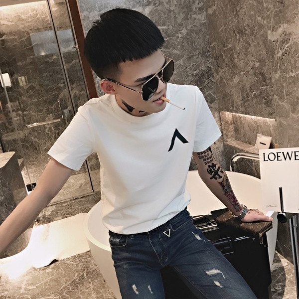 Seljas läikiva elemendiga suvine T-särk